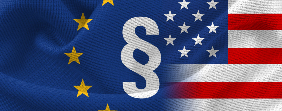 Paragraphenzeichen auf EU- und USA-Flagge