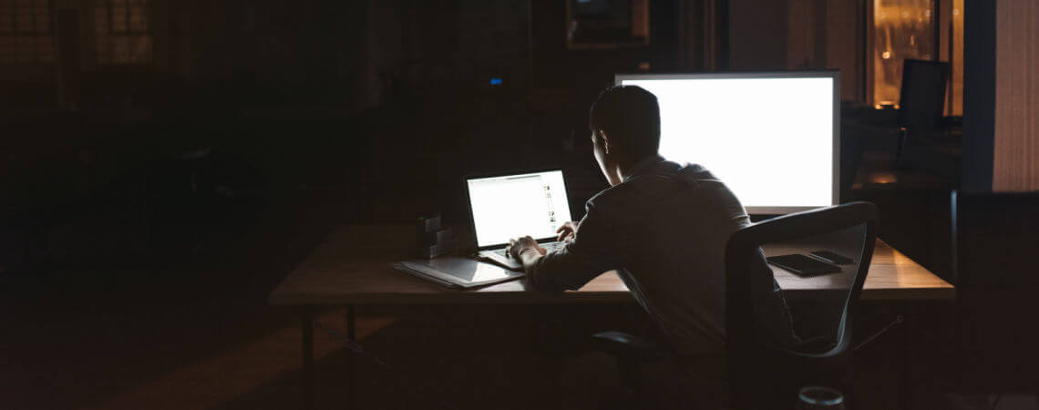 Mann am Schreibtisch: Arbeiten am Abend – Neue Studie zu späten Arbeitszeiten