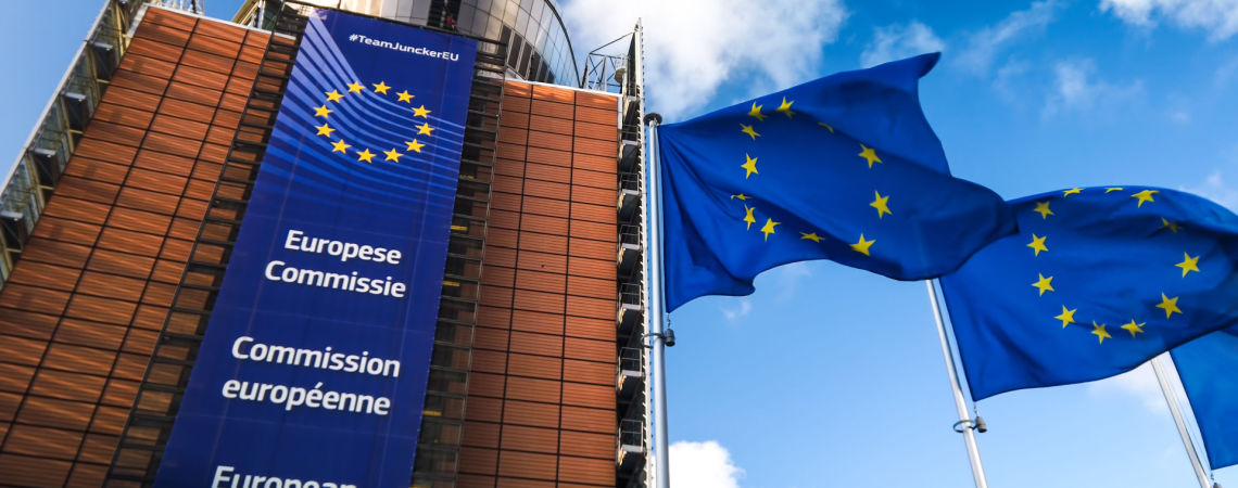EU-Flaggen vor EU-Kommissionsgebäude in Brüssel