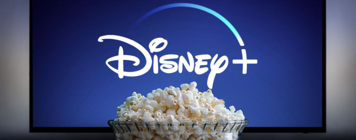 Disney+ auf Fernseher mit Popcorn