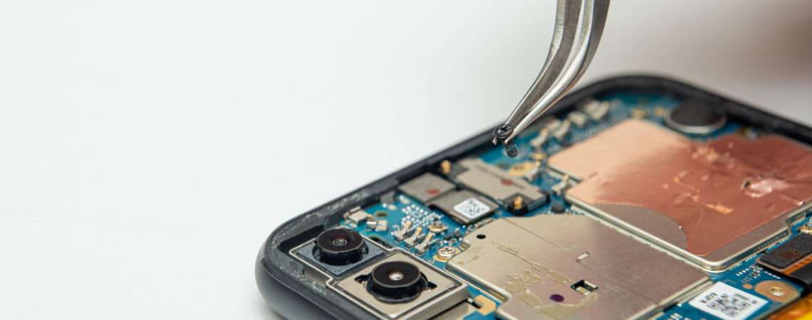 Techniker repariert Smartphone