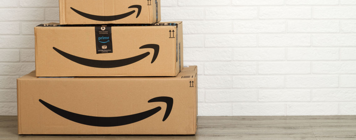 Amazon-Pakete, die übereinander gestapelt sind