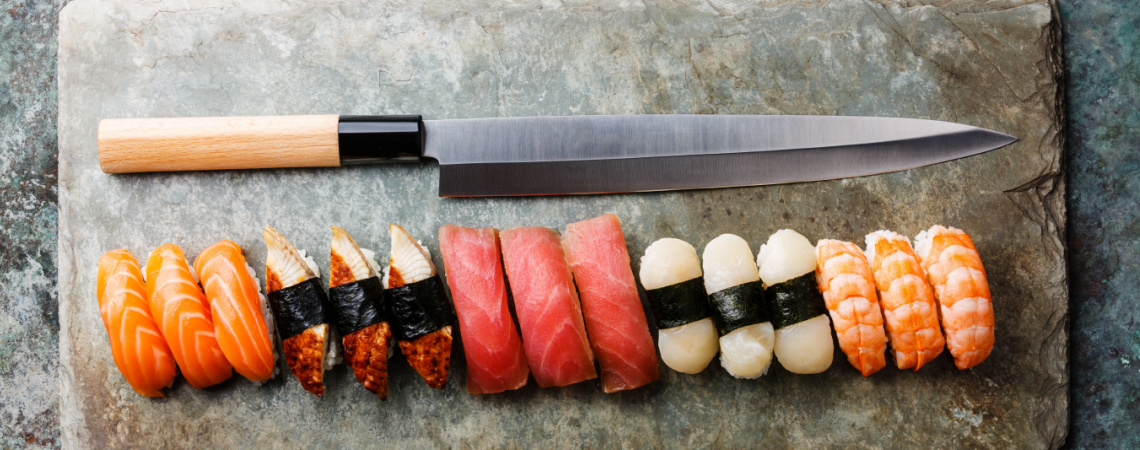 Japanisches Messer neben Sushi