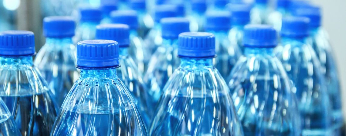 Nahaufnahme von Mineralwasserflaschen