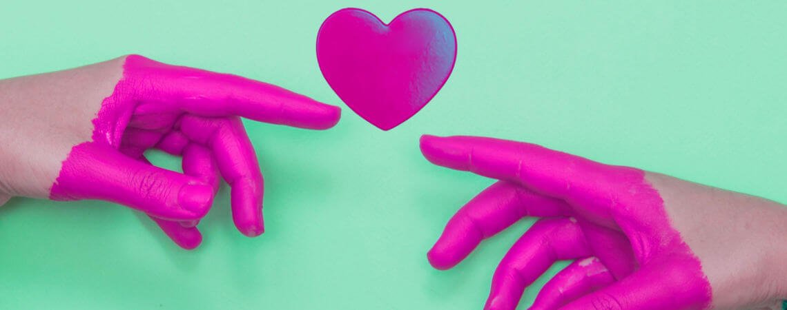 Valentinstag: Hände, die sich berühren
