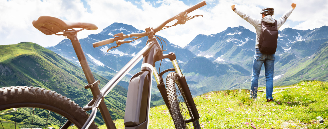 E-Bike und Fahrer in den Alpen