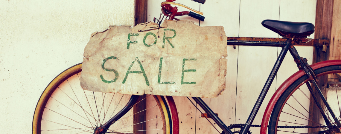 Altes Fahrrad mit "Sale"-Schild