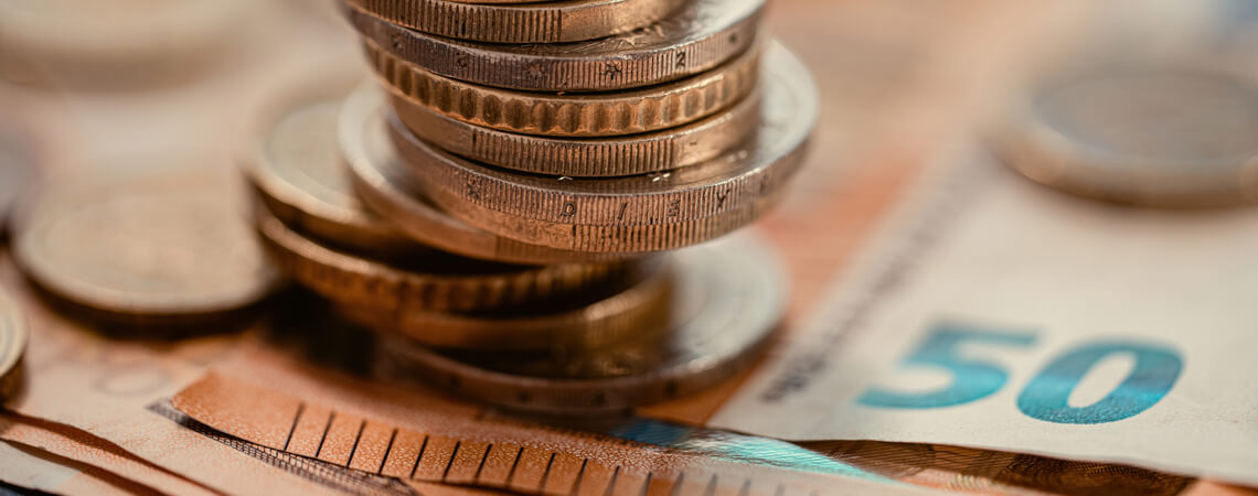Weniger Reallohn: Münzen auf einem Stapel