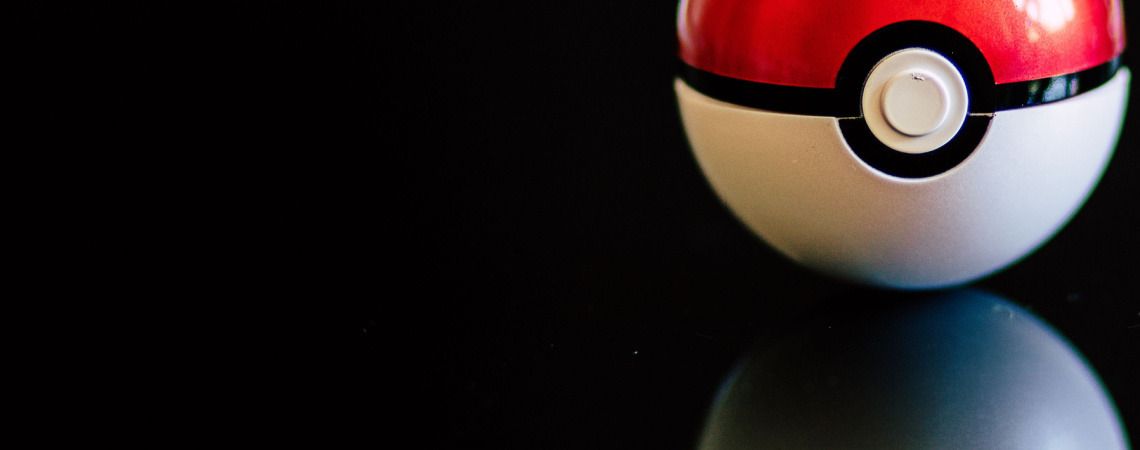 Pokemon-Ball vor schwarzem Hintergrund