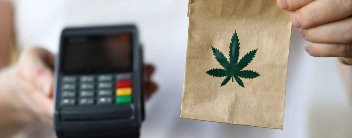 Zahlungsterminal neben Cannabis-Tüte