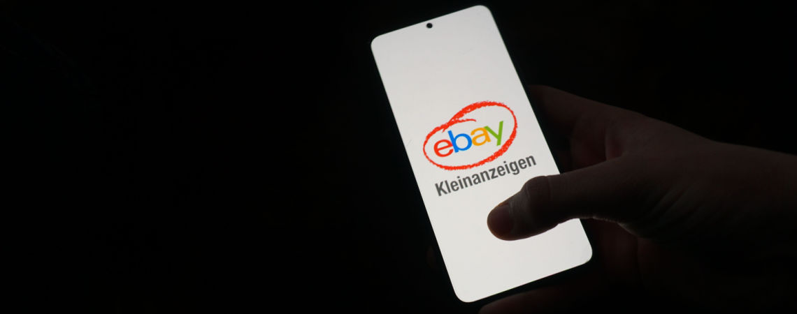 Smartphone mit Ebay-App in Hand