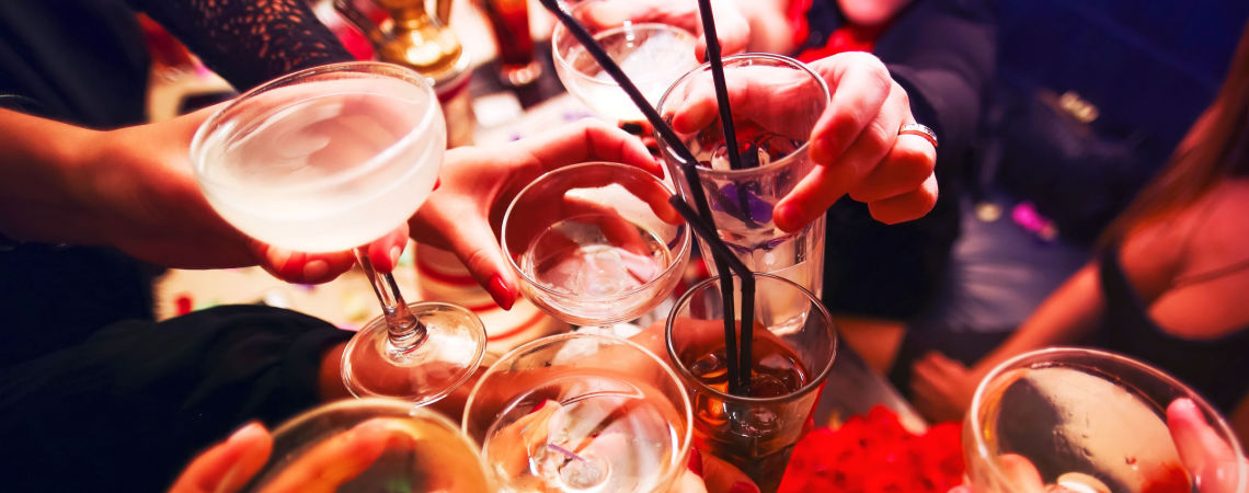 Anstoßen mit Cocktails auf Party