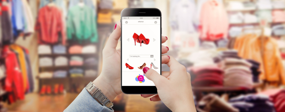 Online-Shopping im stationären Geschäft auf Smartphone