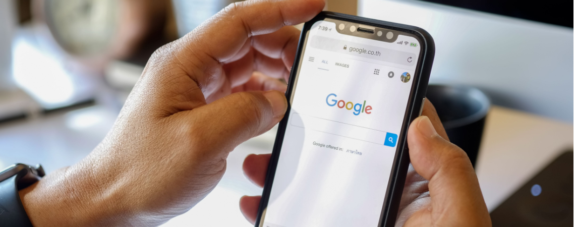 Hände halten Smartphone mit Google-Suche