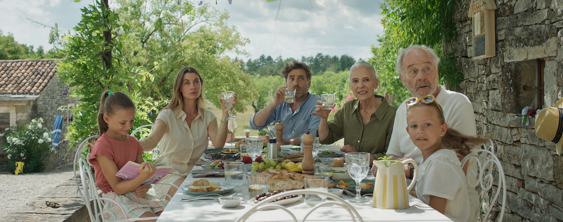 Familie beim Frühstück in der Provence