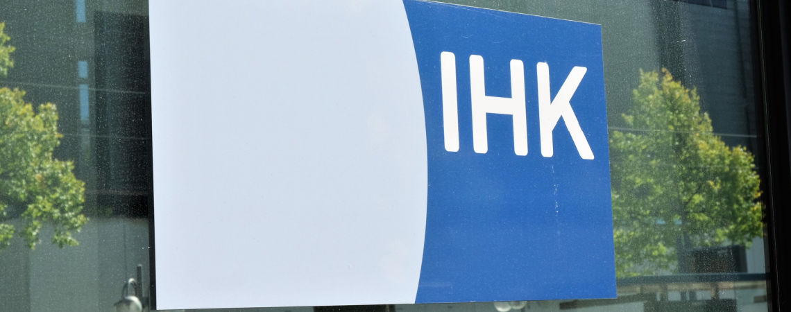 IHK-Logo an Glasfassade