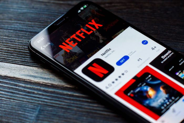 Netflix-App die auf Smartphone geöffnet ist