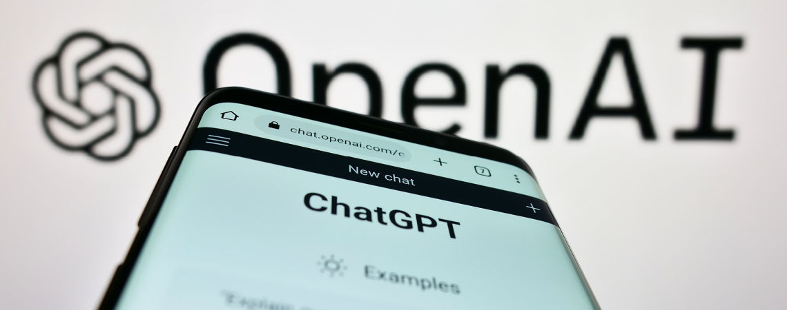 ChatGPT auf Smartphone und OpenAI-Logo