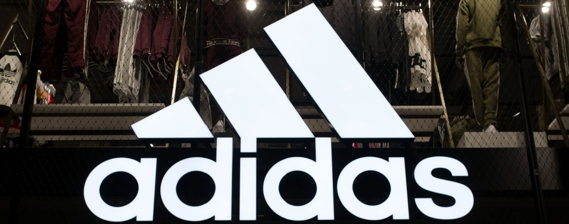 Adidas-Logo vor Laden