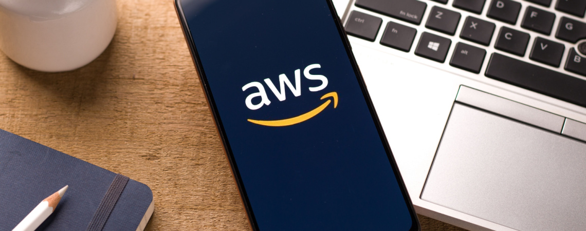 Amazon Web Services Logo auf einem Bildschirm