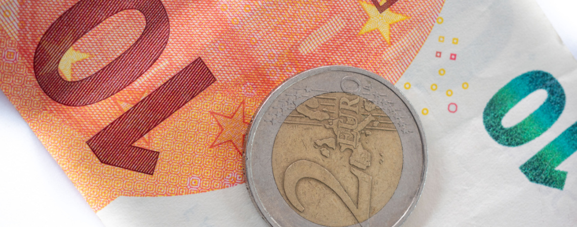 10-Euro-Banknote und 2-Euro-Stück