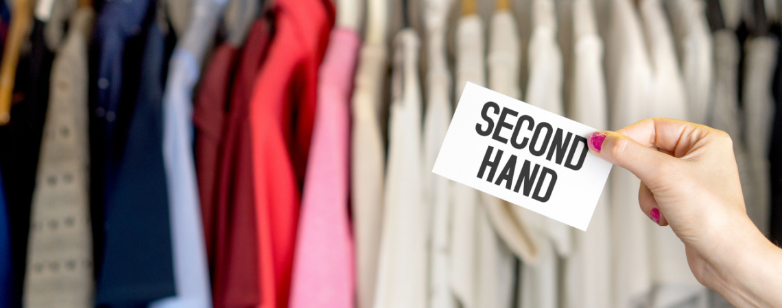 Secondhand-Kleidung auf Kleiderstange