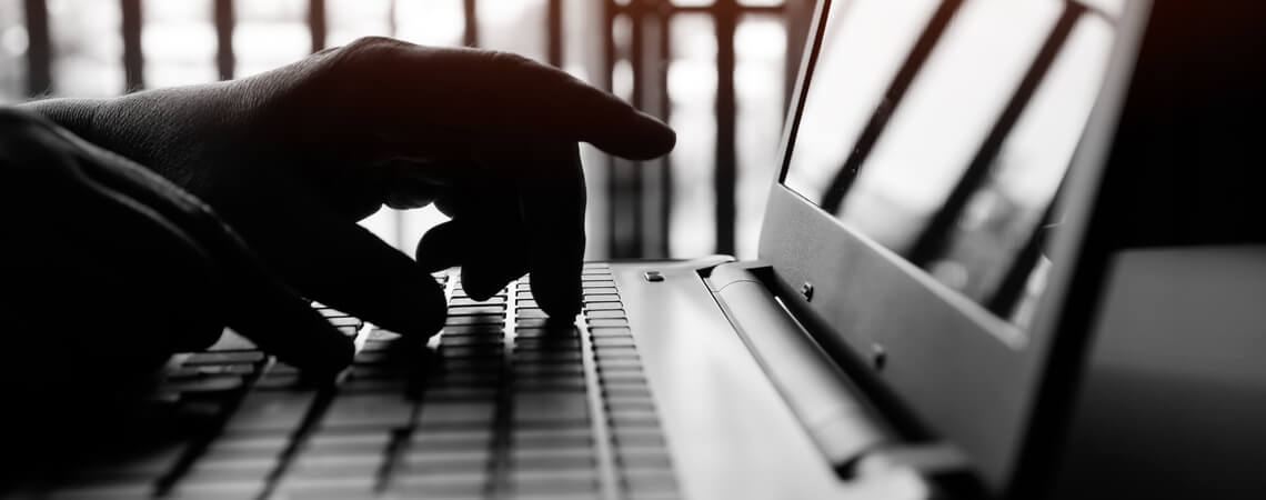 Betrug: Hände an einer Tastatur