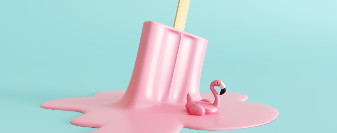geschmolzenes Eis am Stil mit Flamingo-Minitatur