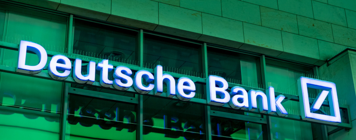 Logo der Deutschen Bank an Gebäude