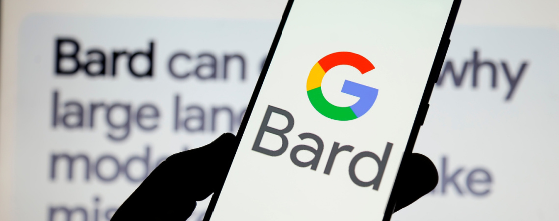 Google-Bard-Logo auf Smartphone vor Website mit Chatbot