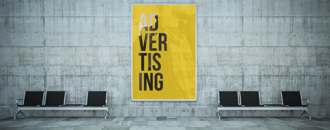 Plakat mit Aufschrift "Advertising" zwischen Bänken