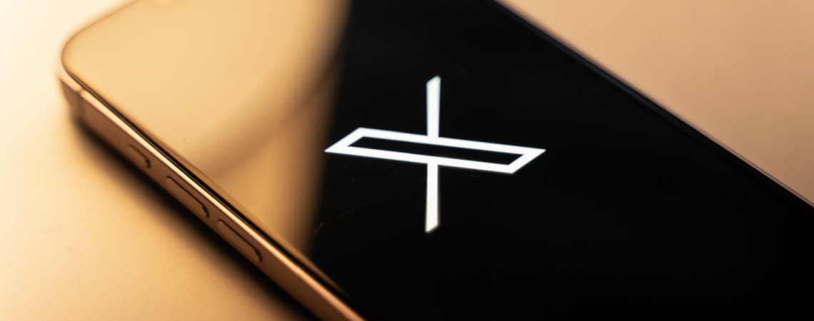 X Logo auf dem Smartphone-Bildschirm