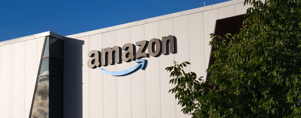 Amazon-Logo an Konzerngebäude