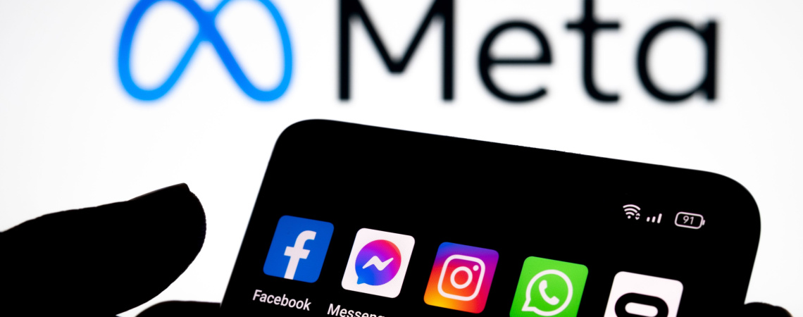 Meta-Logo und Smartphone mit Meta-Apps