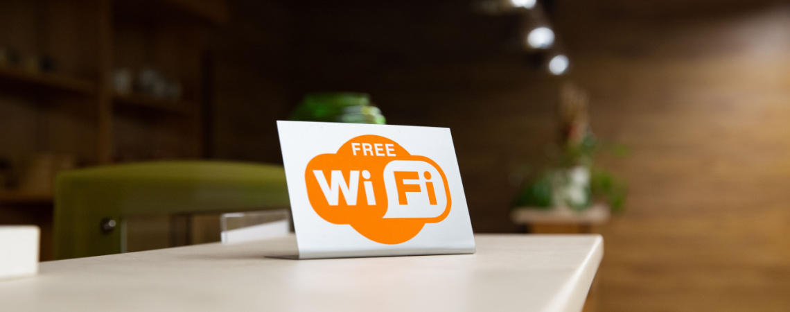 Free-Wifi-Schild auf Tresen