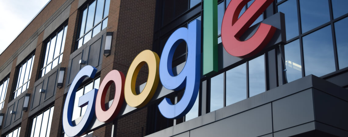 Logo von Google an einer Hauswand