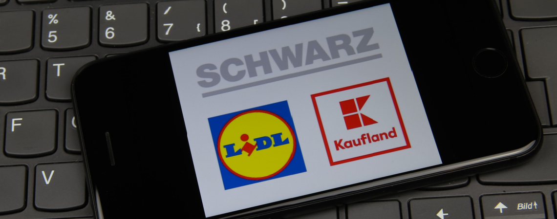 Smartphone zeigt Logos der Schwarz-Gruppe