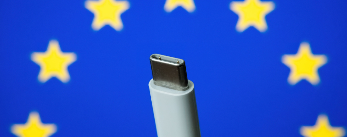 USB-C-Kabel vor EU-Flagge