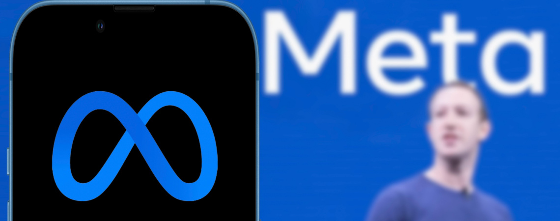 Meta-Logo und Mark Zuckerberg im Hintergrund 