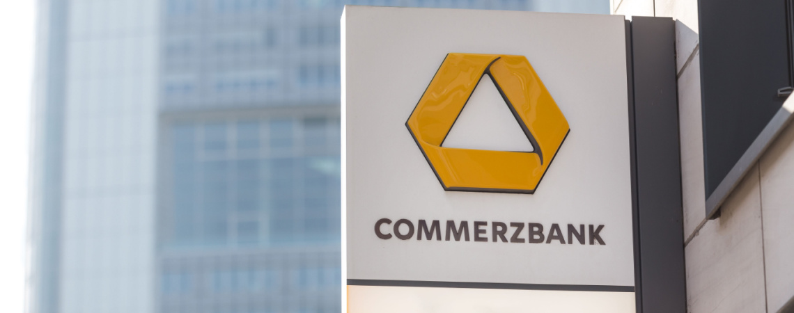 Logo der Commerzbank an Gebäude