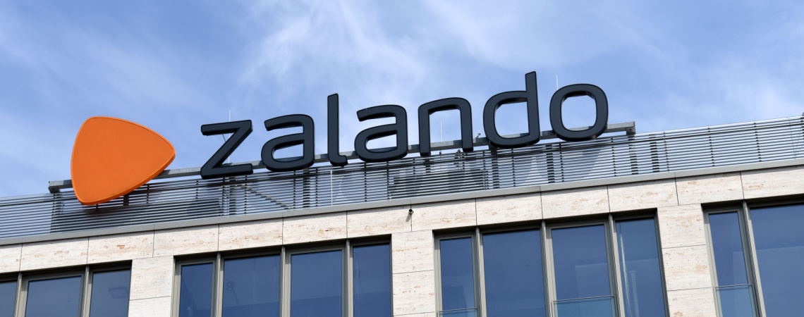 Zalando-Logo an Gebäude