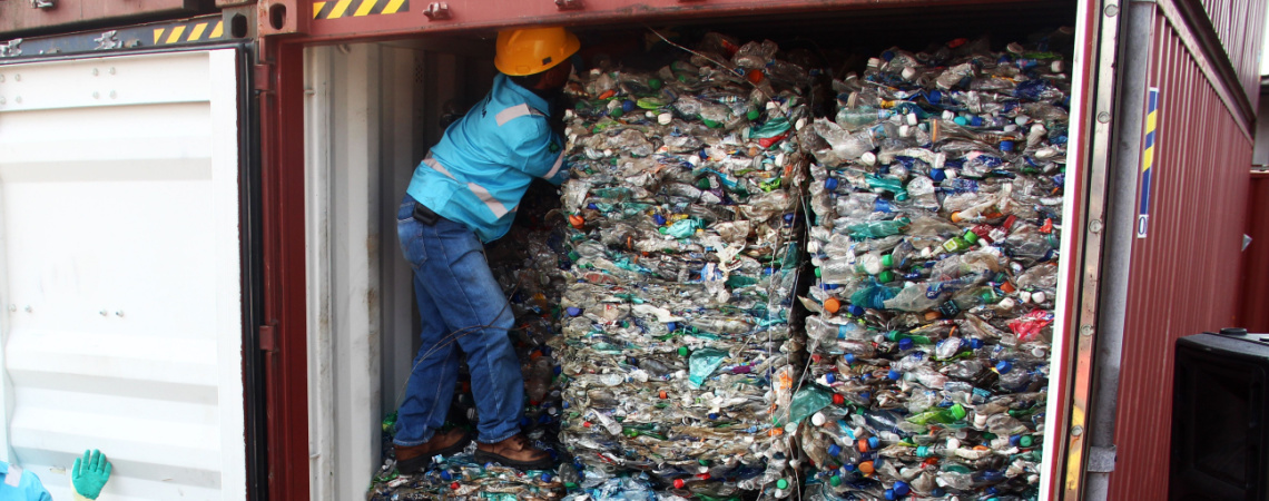 Arbeiter auf Müllbergen in Container