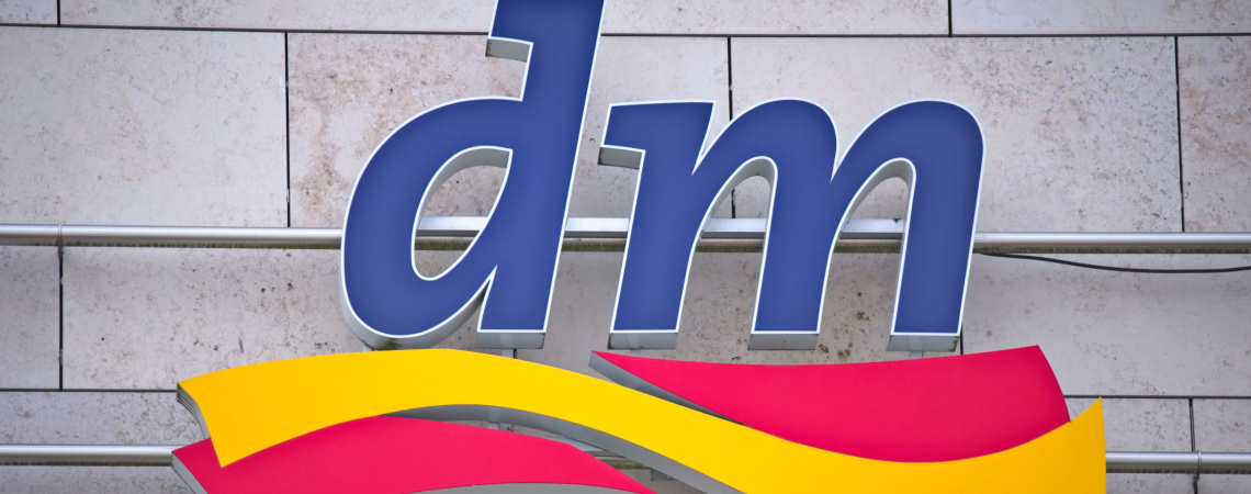 Logo von DM Drogerie an Gebäude