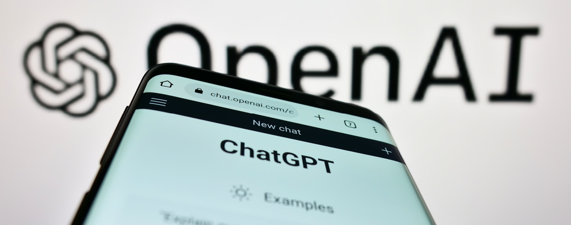 ChatGPT auf Smartphone und OpenAI-Logo im Hintergrund
