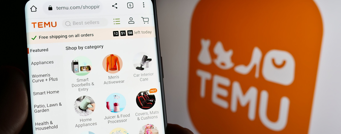 Temu-Website auf Smartphone und Temu-Logo im Hintergrund