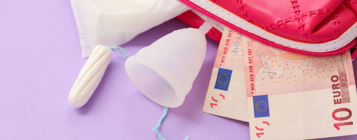 Auswahl Menstruationsprodukte und Geld