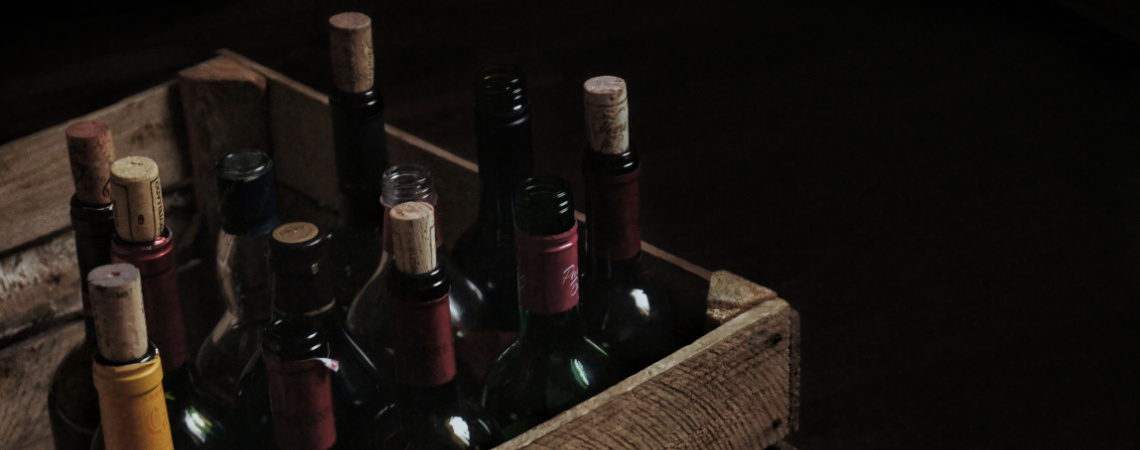 Alte Weinflaschen in Holzkiste