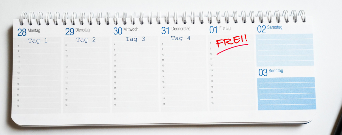 Aufgeklappter Kalender, Eintrag Freitag: "Frei"