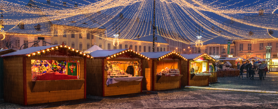 Weihnachtsmarkt im Dunkeln mit Licht