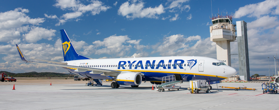 Ryanair-Maschine, die auf Flugplatz wartet